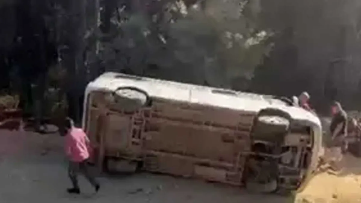 Tur minibüsü şarampole devrildi: 13 yaralı haberinin görseli