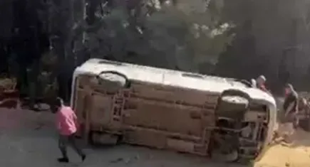 Tur minibüsü şarampole devrildi: 13 yaralı