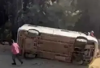 Tur minibüsü şarampole devrildi: 13 yaralı