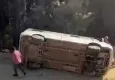Tur minibüsü şarampole devrildi: 13 yaralı