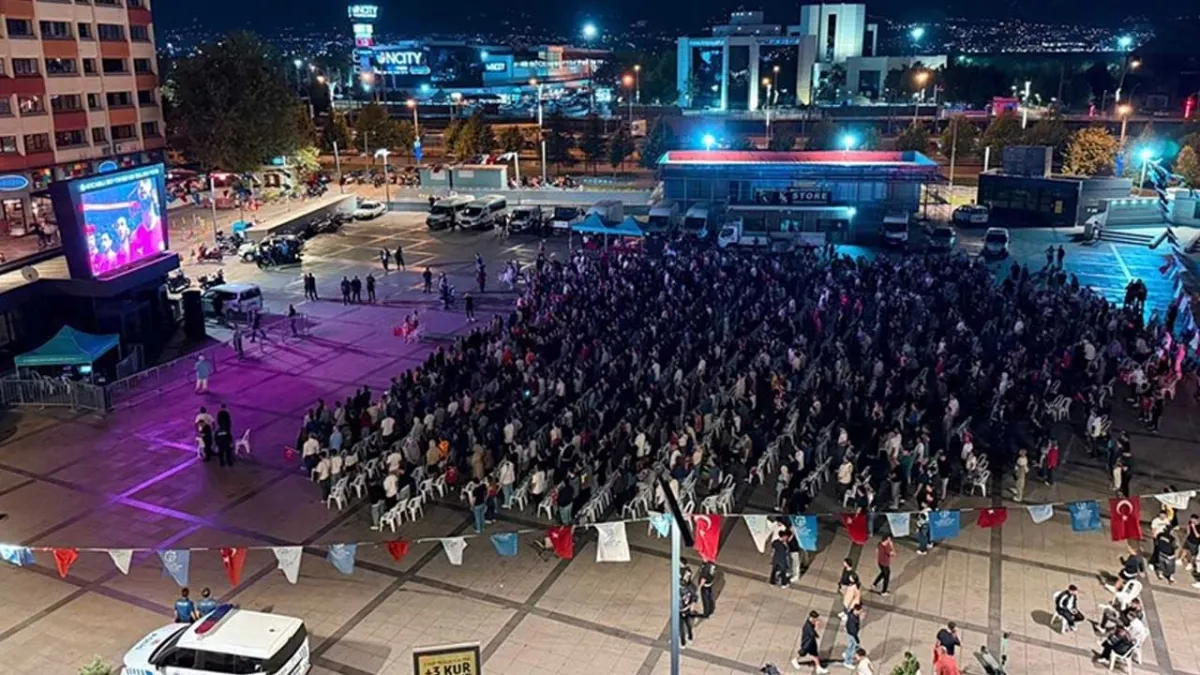 Türkiye-Almanya EuroBasket 2025 final maçı dev ekranlardan izleniyor haberinin görseli