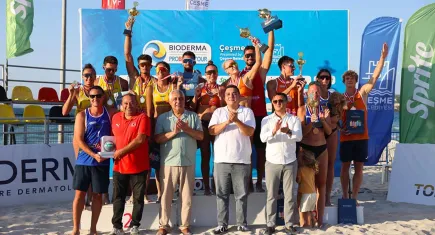Çeşme’de plaj voleybolu şöleni yaşandı
