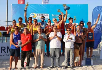 Çeşme’de plaj voleybolu şöleni yaşandı