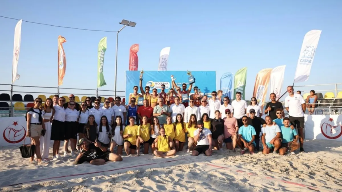 Çeşme Ilıca Plajı’nda voleybol rüzgarı esti: 5 ülkeden 54 sporcu kıyasıya mücadele etti! haberinin görseli