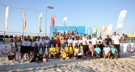 Çeşme Ilıca Plajı’nda voleybol rüzgarı esti: 5 ülkeden 54 sporcu kıyasıya mücadele etti!