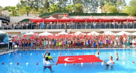 Çiğli’de yüzme heyecanı: 409 kursiyer geleneksel şenlikte yüzme becerilerini sergiledi