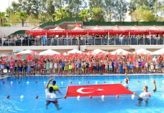 Çiğli’de yüzme heyecanı: 409 kursiyer geleneksel şenlikte yüzme becerilerini sergiledi