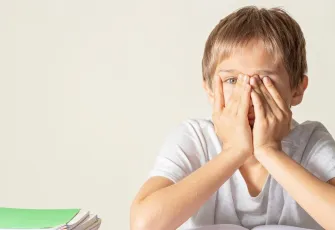 Çocuğum ‘görmüyorum’ diyor! Okul kaygısı mı, yoksa göz hastalığı mı?