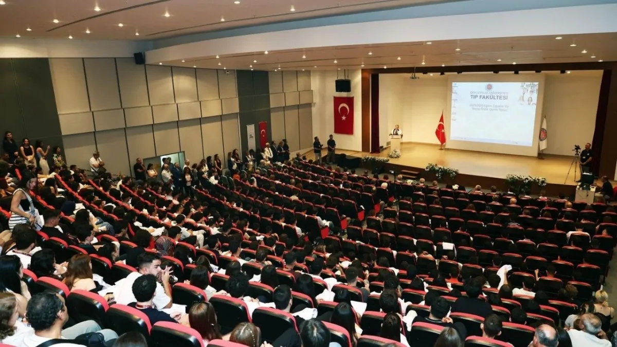 Dokuz Eylül Tıp Fakültesi’nde beyaz önlük heyecanı: Geleceğin şampiyon hekimleri mezuniyet yolunda haberinin görseli