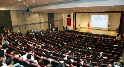 Dokuz Eylül Tıp Fakültesi’nde beyaz önlük heyecanı: Geleceğin şampiyon hekimleri mezuniyet yolunda