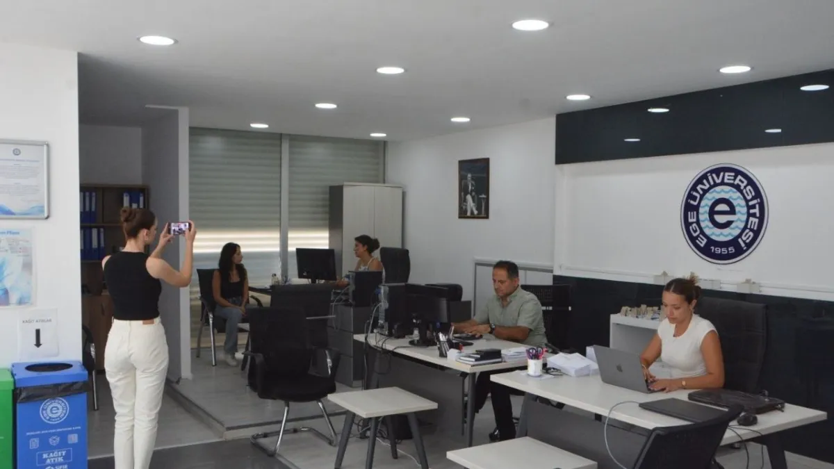 Ege Üniversitesi mezun kartı ile ayrıcalıklar mezuniyet sonrası da sürüyor! haberinin görseli