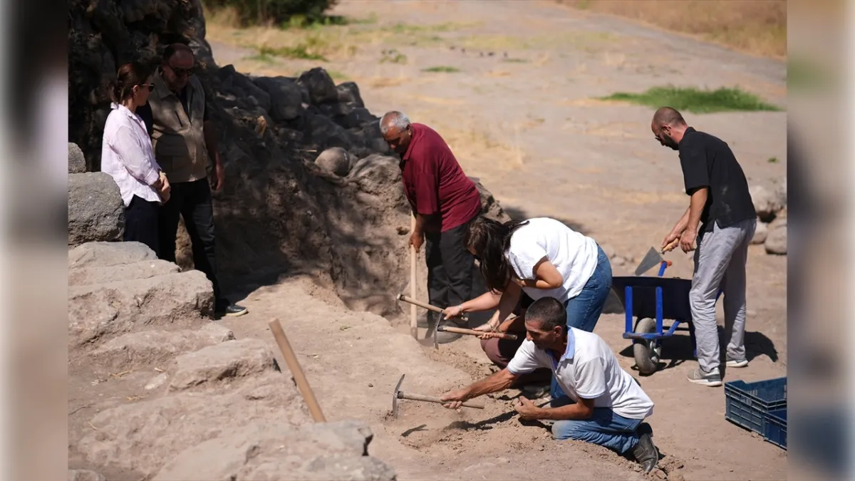 İzmir’de 5 bin yıllık tarihe yolculuk: Smyrna Höyüğü’nde kazı çalışması haberinin görseli