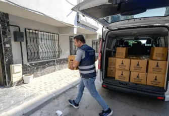 İzmir’de büyük dayanışma: 90 bin gıda paketi vatandaşın sofrasına ulaştı!