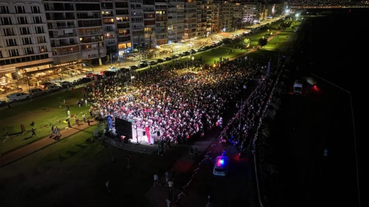 İzmir’de final coşkusu! On binler 12 Dev Adam için meydanlara aktı haberinin görseli