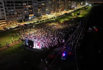 İzmir’de final coşkusu! On binler 12 Dev Adam için meydanlara aktı