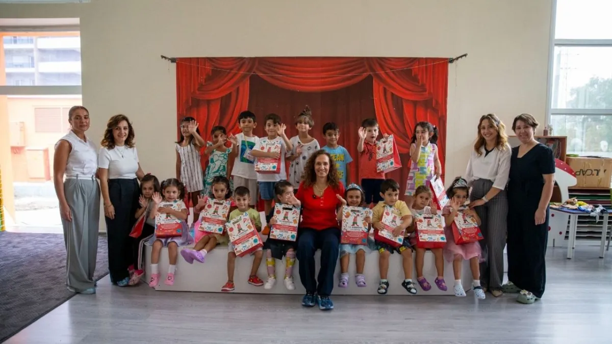 Karşıyaka’da miniklere büyük sürpriz: 2 bin öğrenciye kırtasiye çantası haberinin görseli