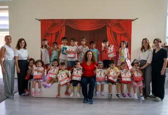 Karşıyaka’da miniklere büyük sürpriz: 2 bin öğrenciye kırtasiye çantası