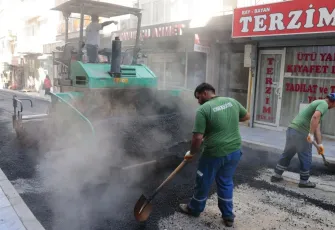 Konak sokakları yenileniyor: Çukurlar tarihe karışıyor, asfalt boydan boya seriliyor