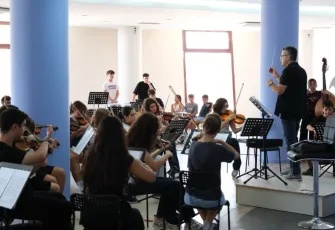 Narlıdere’de minik müzisyenler sahneye çıkıyor: Çocuk Senfoni Orkestrası 2025-2026’ya başladı!