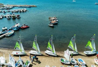 Seferihisar’da 9 Eylül coşkusu denizde yaşandı: 183 yelkenci kıyasıya yarıştı!