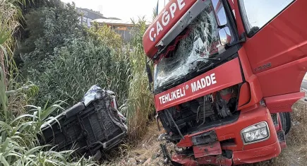 Akaryakıt tankeri, yolcu minibüsüne çarptı: 3 kişi yaralandı!