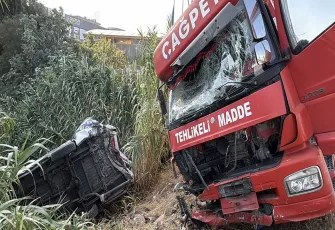 Akaryakıt tankeri, yolcu minibüsüne çarptı: 3 kişi yaralandı!