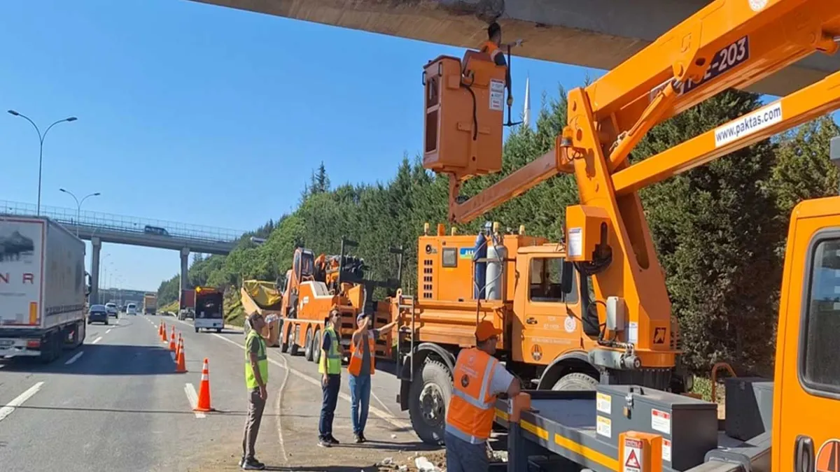 Damperi açılan TIR üst geçide çarptı! haberinin görseli