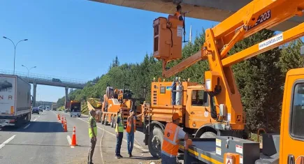 Damperi açılan TIR üst geçide çarptı!