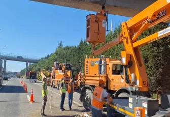 Damperi açılan TIR üst geçide çarptı!