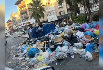İzmir’in Sokaklarında Çöp Alarmı: Buca’da Atıklar Sokaklara Taştı