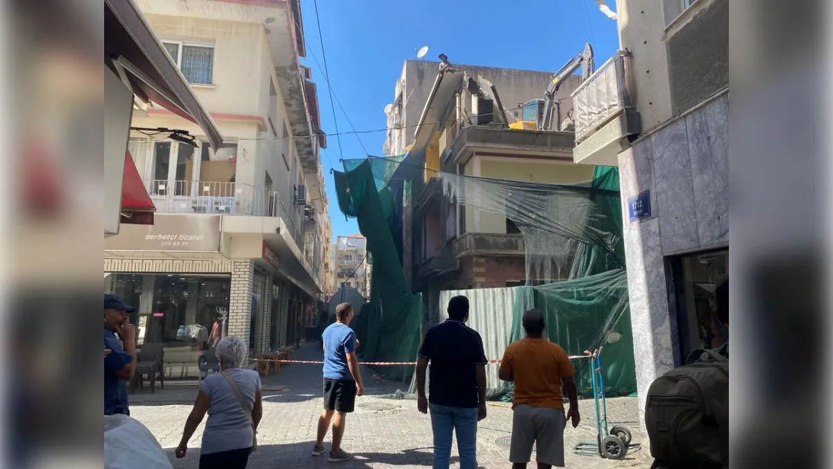 Karşıyaka Çarşısı’nda yıkımda tehlikeli ihmal: Esnaf korku içinde haberinin görseli