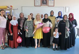 Konak'ta kadınlar eğitimle güçleniyor: Okuma-yazma kursunda mezuniyet coşkusu 