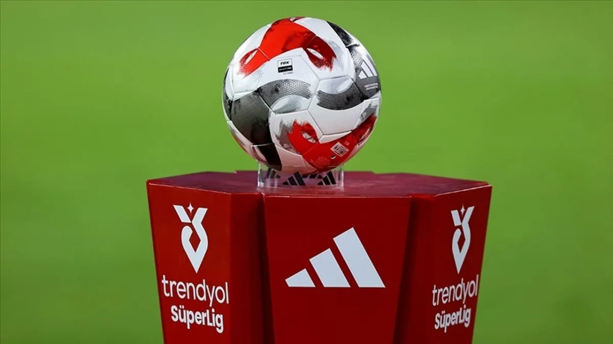 Süper Lig’de erteleme heyecanı: 3 maç aynı saatte haberinin görseli