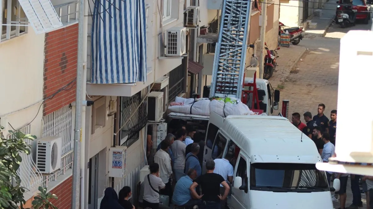 Tüp mide ameliyatı sonrası hayatını kaybetmişti: 310 kiloluk Barış&#039;ın cenazesi eşya taşıma asansörüyle çıkarılabildi haberinin görseli