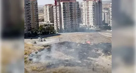 Yangına sebep olan kadın alevler arasında salçayı karıştırmaya devam etti