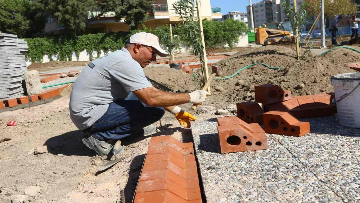 Bayraklı Belediyesi’nden parklarda yenileme çalışması  haberinin görseli