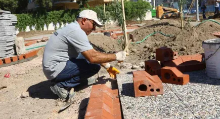 Bayraklı Belediyesi’nden parklarda yenileme çalışması 