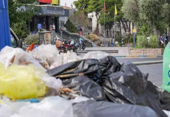 Buca'da çöp kamyonları sahaya çıktı: Eylem sona erdi, temizlik hızla başladı