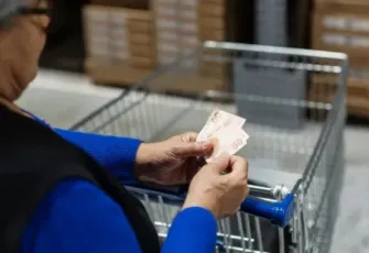 Emeklilere müjde: Devlet bankasından emeklilere özel alışveriş desteği!