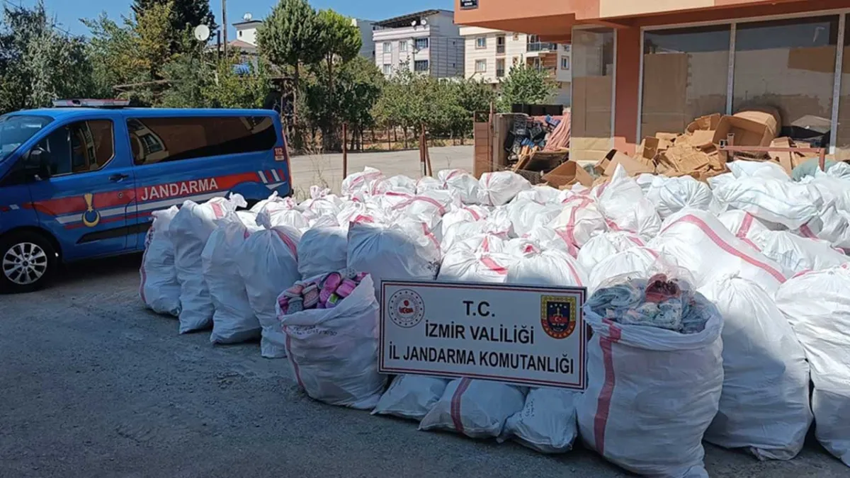 İzmir’de taklit terlik operasyonu: Binlerce ürün ele geçirildi haberinin görseli