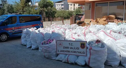 İzmir’de taklit terlik operasyonu: Binlerce ürün ele geçirildi