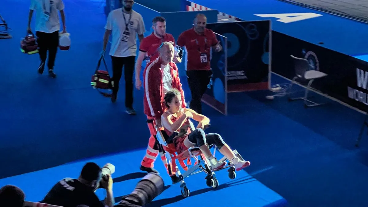 Milli Güreşçi Evin Demirhan Yavuz sakatlığına rağmen maça devam etti haberinin görseli