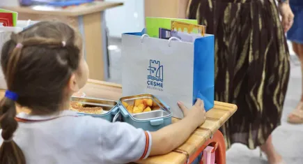 Çeşme Belediyesi’nden öğrencilere kırtasiye seti hediye hediyesi