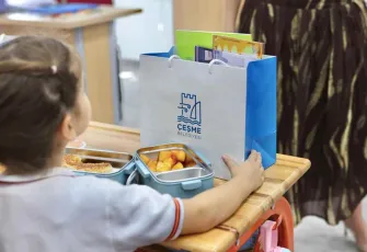 Çeşme Belediyesi’nden öğrencilere kırtasiye seti hediye hediyesi