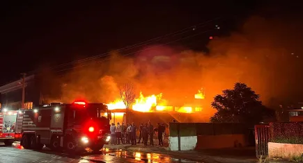 İzmir Gaziemir’de mobilya fabrikasında yangın: Alevler şehrin dört bir yanından görüldü