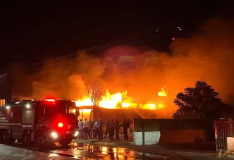 İzmir Gaziemir’de mobilya fabrikasında yangın: Alevler şehrin dört bir yanından görüldü