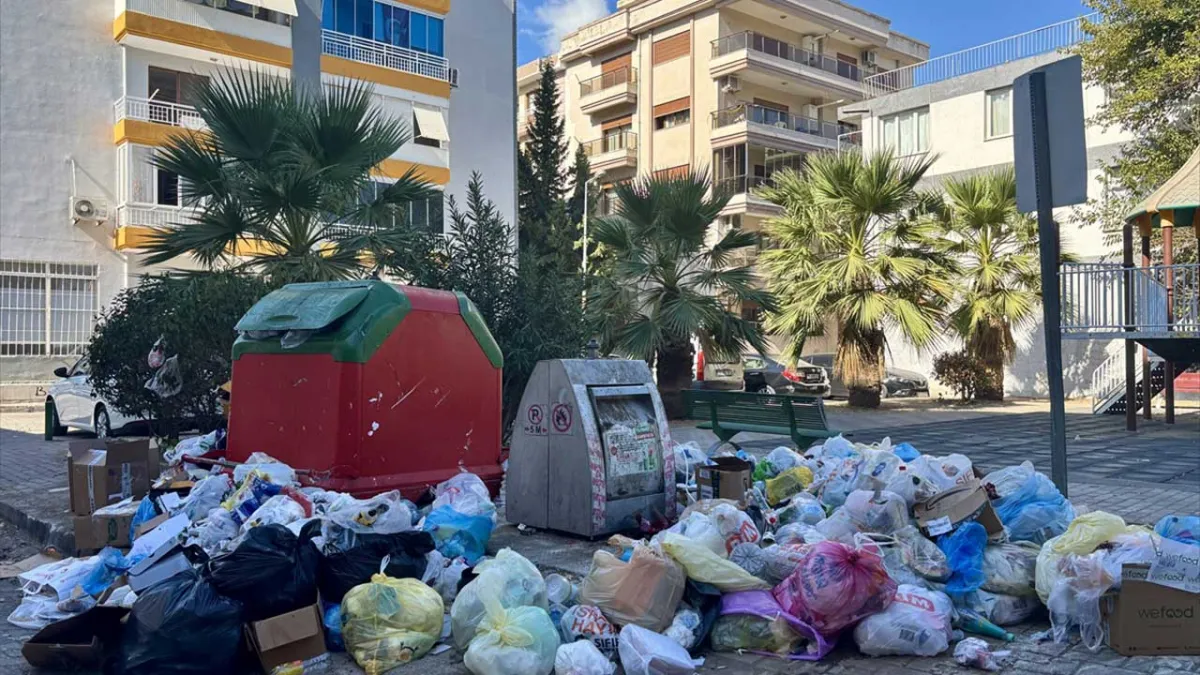 Karşıyaka’da toplanmayan çöpler tepki çekiyor haberinin görseli