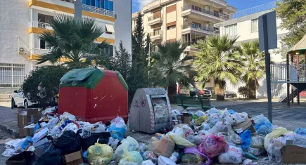 Karşıyaka’da toplanmayan çöpler tepki çekiyor