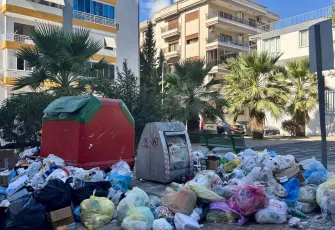 Karşıyaka’da toplanmayan çöpler tepki çekiyor