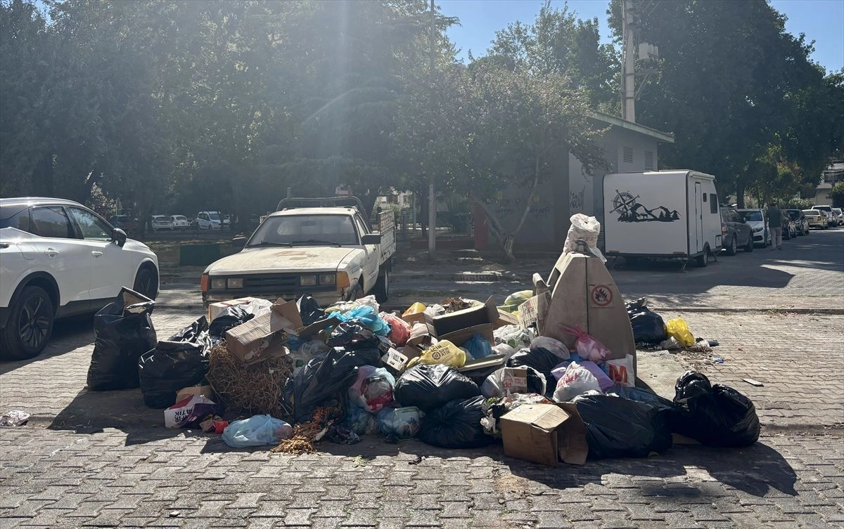 Karşıyaka’daki toplanmayan çöpler sağlık açısından tehlike oluşturuyor başlıklı video haberin görseli
